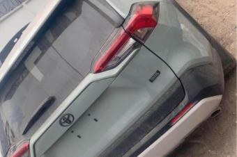 NEW RAV4 XLE Non Hybride Anne 20192020 Automatique  Climatisation impeccable  Fulls options  Essence   Volant gauche  Intrieur trs propre en cuir  Toit panoramique  Sans plaq