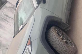 NEW RAV4 XLE Non Hybride Anne 20192020 Automatique  Climatisation impeccable  Fulls options  Essence   Volant gauche  Intrieur trs propre en cuir  Toit panoramique  Sans plaq