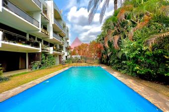LOCATION DUN SUBLIME APPARTEMENT AU REZDECHAUSSE AU CUR DE LA GOMBE QUI DISTRIBUE 2 CHS AUTONOMES PISCINE JARDIN
