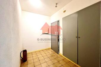 LOCATION DUN SUBLIME APPARTEMENT AU REZDECHAUSSE AU CUR DE LA GOMBE QUI DISTRIBUE 2 CHS AUTONOMES PISCINE JARDIN
