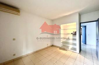 LOCATION DUN SUBLIME APPARTEMENT AU REZDECHAUSSE AU CUR DE LA GOMBE QUI DISTRIBUE 2 CHS AUTONOMES PISCINE JARDIN