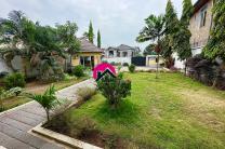 Belle villa reposante dans un coin résidentiel dotée d’une maison basse des 2CHS autonomes + annexe studio climatisée, jardin + parking ~7 véhicules à Ngaliema immobilier_vente_location