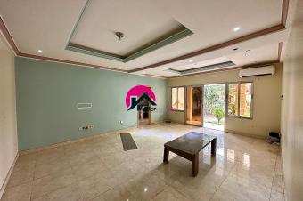 Belle villa reposante dans un coin rsidentiel dote dune maison basse des 2CHS autonomes  annexe studio climatise jardin  parking 7 vhicules  Ngaliema