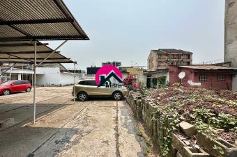 Magnifique proprit prive de 2.000m sur la route principale idale pour tous types des projets immobiliers et dote des entrepts annexes  maisons commerciales  Kintambo 