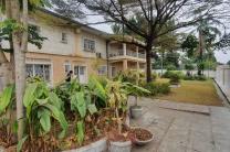 ?À vendre ?  Grande parcelle bien située sur une avenue asphaltée idéale pour résidence privée où couvent  ? Localisation:   *Ngaliema Macampagne (ref: 80 jours )* ________________ immobilier_vente_location