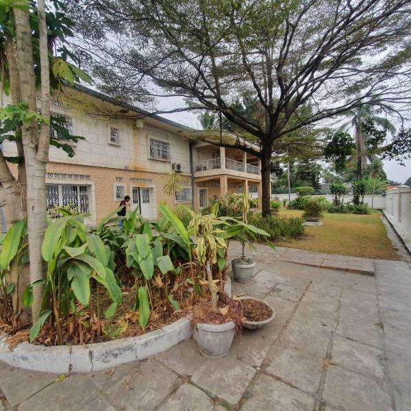  vendre   Grande parcelle bien situe sur une avenue asphalte idale pour rsidence prive o couvent   Localisation   Ngaliema Macampagne ref 80 jours  