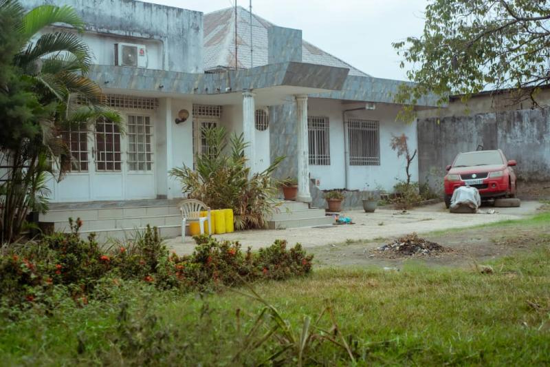 KINTAMBO  MISE EN VENTE DUNE PROPRIETE DE 30m25m AVEC UNE GRANDE MAISON. VOIR LA DESCRIPTION
