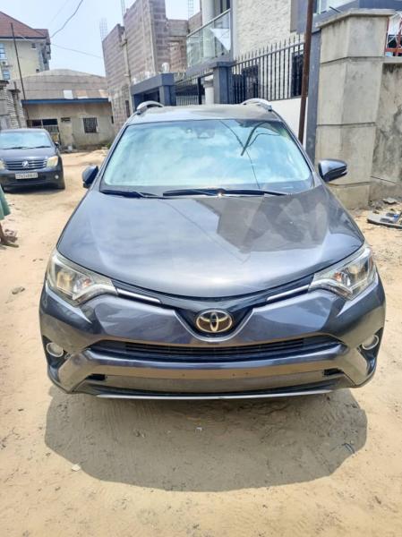TOYOTA NEWS RAV SANS PLAQUE ANNE DES FABRICATION 2018  PRIX20500  Discuter lgrementAUTOMATIQUE ESSENCE KILOMTRAGES 61260 CLIMATISATION IMPECCABLE COULEUR DORIGINE 