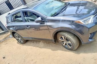 TOYOTA NEWS RAV SANS PLAQUE ANNE DES FABRICATION 2018  PRIX20500  Discuter lgrementAUTOMATIQUE ESSENCE KILOMTRAGES 61260 CLIMATISATION IMPECCABLE COULEUR DORIGINE 