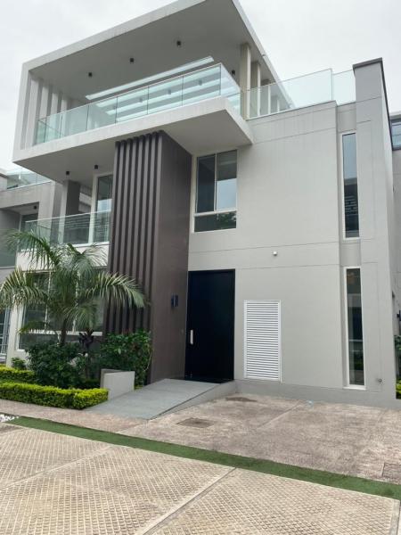  vendre  Magnifique villa moderne dans une concession huppe non loin du fleuve Congo    Localisation Gombe ref Kalinaproche du fleuve Congo   Compos