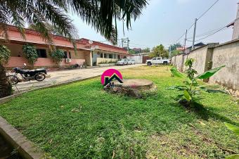 Vente dune parcelle de 37.50m sur 42.44m en 3me position avec la principale et ayant 4 apparts gurite jardin parking etc. Ngaliema prs du Palais des Marbres