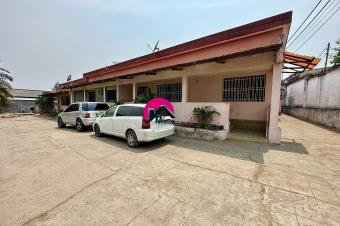 Vente dune parcelle de 37.50m sur 42.44m en 3me position avec la principale et ayant 4 apparts gurite jardin parking etc. Ngaliema prs du Palais des Marbres