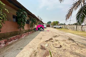 Vente dune parcelle de 37.50m sur 42.44m en 3me position avec la principale et ayant 4 apparts gurite jardin parking etc. Ngaliema prs du Palais des Marbres