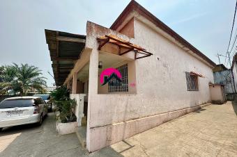Vente dune parcelle de 37.50m sur 42.44m en 3me position avec la principale et ayant 4 apparts gurite jardin parking etc. Ngaliema prs du Palais des Marbres