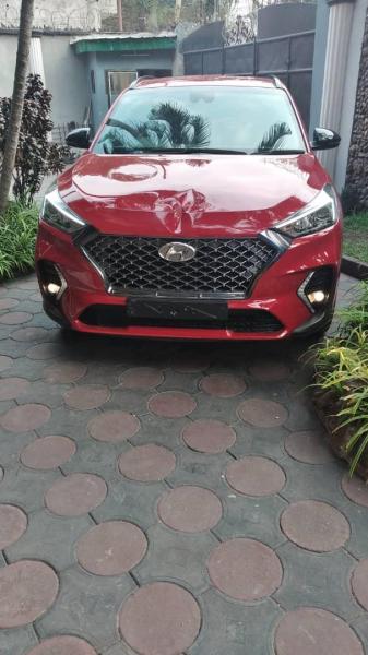 Huydai Tucson 2020 Volant droit  Sans plaque Full option  Couleur  rouge  Kilomtrage faible  Climatisation impeccable  Prix 23000  discuter lgrement Bonne chance