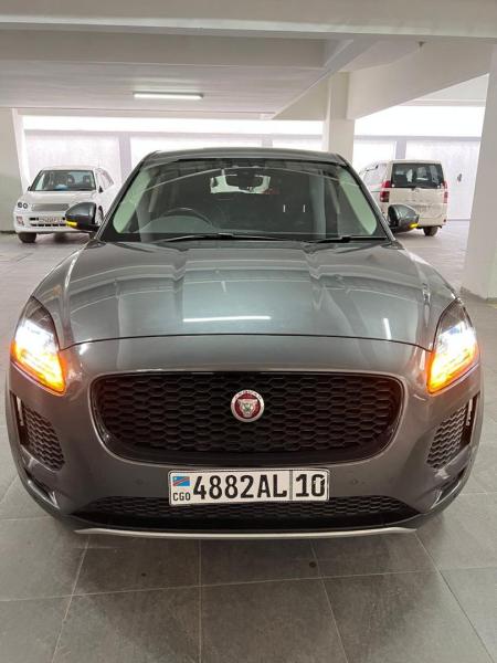 Land Rover Jaguar 2020 E Pace 200AWD  Moteur V6 Essance  Automatic  18500 kilomtre  Climatisation impeccable  Camera recule  Panoramique Full option  Volant droit Couleur Dorgin