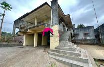Vente d’une grande parcelle s’ouvrant sur 2 avenues de 35m sur 50m + bâtiment RC+1 à restaurer des 7CHS, etc. Mont-Ngafula, Maman KOKO, Réf: Ferme Baramoto mediacongo