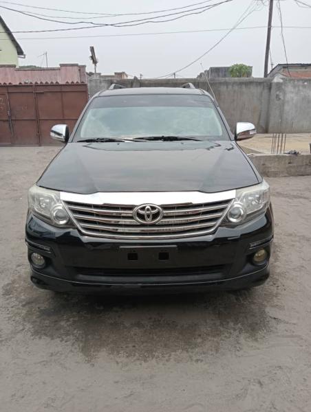 Fortuner  vendre Prix  23.000  Anne de fabrication 2013 authentique Volant gauche 3 banquettes 4 cylindres Localisation kintambo