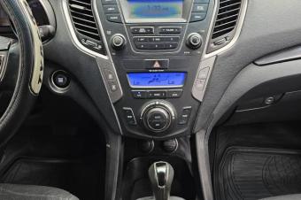 Hyundai Santa Fe  Annee  2014 Automatique Steptronique Diesel 4 cylindre Interior cuire 4 x 4 76500 km 2 banquette TelephoneBleutooth Phares Led Cruiser Control Dvd.U