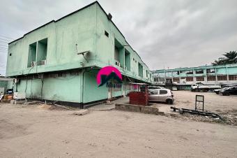 Belle proprit de 51m sur 41m dote dun btiment de RC1 ayant plus des 60 bureaux idale pour tous types des projets immobiliers. Situe  Gombe sur la route principale