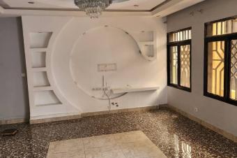 Parcelle  vendre  mto 12m20 contenant une maison de 4 ch 3 salles de bains 350000 dollars  discuter 