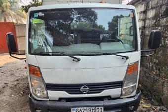 MAGNIFIQUE CAMION NISSAN SANS PLAQUE  VENDRE 