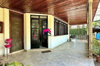 Location dune belle villa  usage rsidentiel ou professionnel avec maison basse des 4CHS 2 sjours annexe des 2CHS gurite garage espace parking spacieux etc.  Gombe