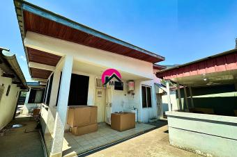Location dune belle villa  usage rsidentiel ou professionnel avec maison basse des 4CHS 2 sjours annexe des 2CHS gurite garage espace parking spacieux etc.  Gombe