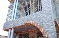 NGALIEMA: CPA/MAZAL, MISE EN VENTE: Parcelle de 9m*20m, ayant une maison R+1 de 4 chambres, salon, cuisine, magasin, 4 salles de bain, courant prépayé, eau, sol pavé.. mediacongo