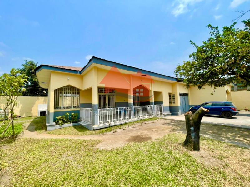 VENTE DUNE BELLE VILLA DE 711 M DOTE DE 3 CHS. SUTUEE A LIMETE 
