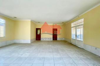 VENTE DUNE BELLE VILLA DE 711 M DOTE DE 3 CHS. SUTUEE A LIMETE 