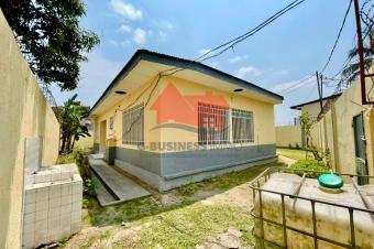 VENTE DUNE BELLE VILLA DE 711 M DOTE DE 3 CHS. SUTUEE A LIMETE 