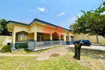 VENTE DUNE BELLE VILLA DE 711 M DOTE DE 3 CHS. SUTUEE A LIMETE 