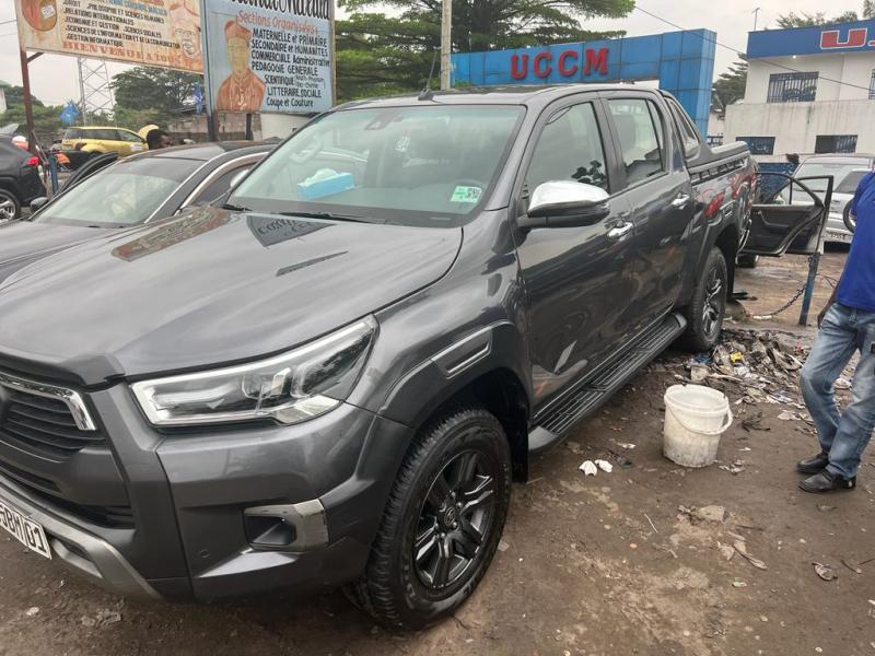 Toyota Hilux couleur dorigine climatisation Anne 2022 automatique Diesel volant normal faible kilomtrage prix 55000 aduscute offre direct direct localisation kasa vubu