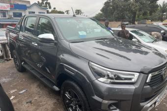 Toyota Hilux couleur dorigine climatisation Anne 2022 automatique Diesel volant normal faible kilomtrage prix 55000 aduscute offre direct direct localisation kasa vubu
