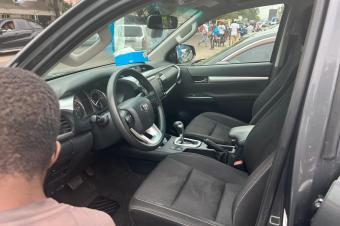 Toyota Hilux couleur dorigine climatisation Anne 2022 automatique Diesel volant normal faible kilomtrage prix 55000 aduscute offre direct direct localisation kasa vubu