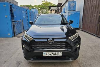 Toyota Rav4 Annee 201920 42000 km Automatic steptronic Essence 4 cylindre interior Cuire   4 x 4 Camera de recule Radar TelephoneBleutooth Eco et Sport mode Cruise c