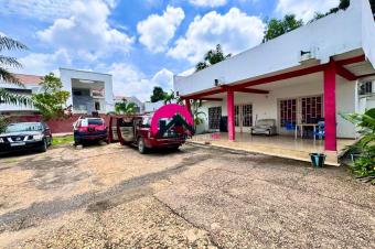 Vente dune dune belle villa de 30m sur 30m et dote dune grande maison basse dpoque des 3CHS  rnover etc. BinzaMacampagne prs de la place commerciale