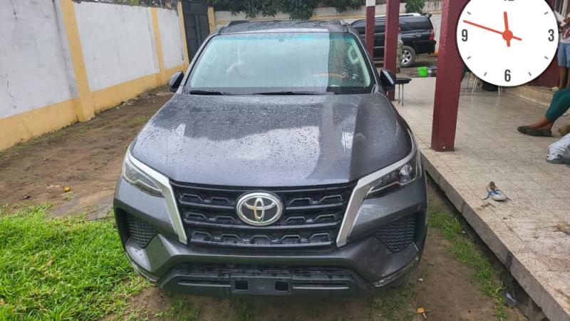 TOYOTA FORTUNER SANS PLAQUE ANNES DES FABRICATION 2023 AUTHENTIQUE  PRIX50.000 AZUI   AUTOMATIQUE ESSENCE KILOMTRAGES 0.00 CLIMATISATION IMPECCABLE COULEUR DORIGINE F