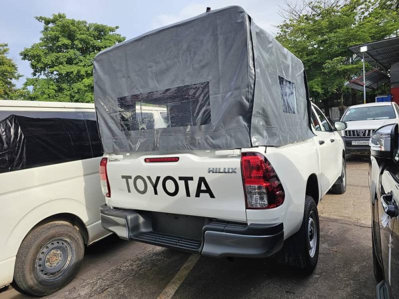 Toyota Hilux CFAO Annee  2022 Brand new Double Cabin  00 KM Manuel diesel 4 cylindre Moteur 5L Interior Cuire 4 x 4 3 cles Prix48.500 a discuter   Offre direct