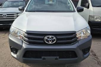 Toyota Hilux CFAO Annee  2022 Brand new Double Cabin  00 KM Manuel diesel 4 cylindre Moteur 5L Interior Cuire 4 x 4 3 cles Prix48.500 a discuter   Offre direct