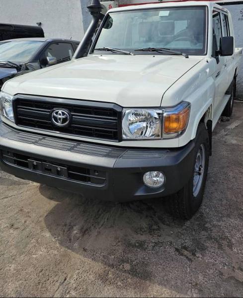 Land cruiser don du Kowet  Double Cabine  anne 2023 kilomtrage 00km climatisation impeccable  diesel  manuelle  sans plaque  prix 80.000   Offre directe