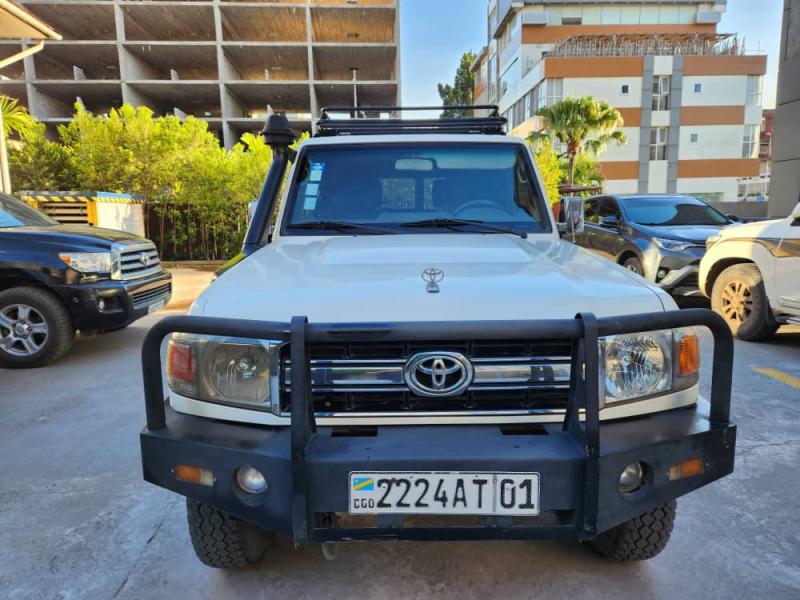 Land Cruise 5 portire 2014 diesel manuelle Kilomtrage 53000 prix 42000  discuter