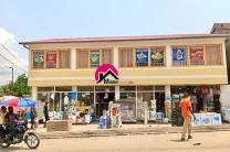 Vente d’une propriété de 21m sur 19m dotée d’un magnifique bâtiment de RC+1 (avec fondation pour RC+3) ayant 3 magasins et un restaurant de 198m² + vue du Fleuve à Maluku, sur RN1 immobilier_vente_location