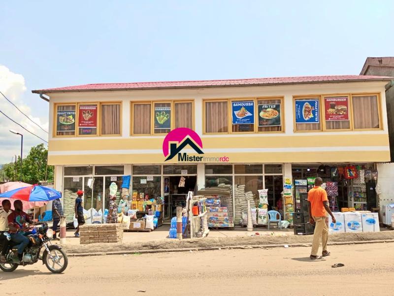 Vente dune proprit de 21m sur 19m dote dun magnifique btiment de RC1 avec fondation pour RC3 ayant 3 magasins et un restaurant de 198m  vue du Fleuve  Maluku sur RN1