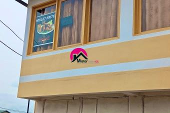 Vente dune proprit de 21m sur 19m dote dun magnifique btiment de RC1 avec fondation pour RC3 ayant 3 magasins et un restaurant de 198m  vue du Fleuve  Maluku sur RN1