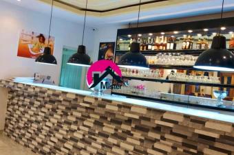 Vente dune proprit de 21m sur 19m dote dun magnifique btiment de RC1 avec fondation pour RC3 ayant 3 magasins et un restaurant de 198m  vue du Fleuve  Maluku sur RN1