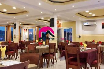 Vente dune proprit de 21m sur 19m dote dun magnifique btiment de RC1 avec fondation pour RC3 ayant 3 magasins et un restaurant de 198m  vue du Fleuve  Maluku sur RN1