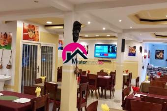 Vente dune proprit de 21m sur 19m dote dun magnifique btiment de RC1 avec fondation pour RC3 ayant 3 magasins et un restaurant de 198m  vue du Fleuve  Maluku sur RN1