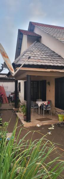 Parcelle de 12msur15 en vente  kinsuka pcheur mimosa 2 avec une servitude de 3 m contenant une maison de 3 CH prix 200000 dollars  discuter 